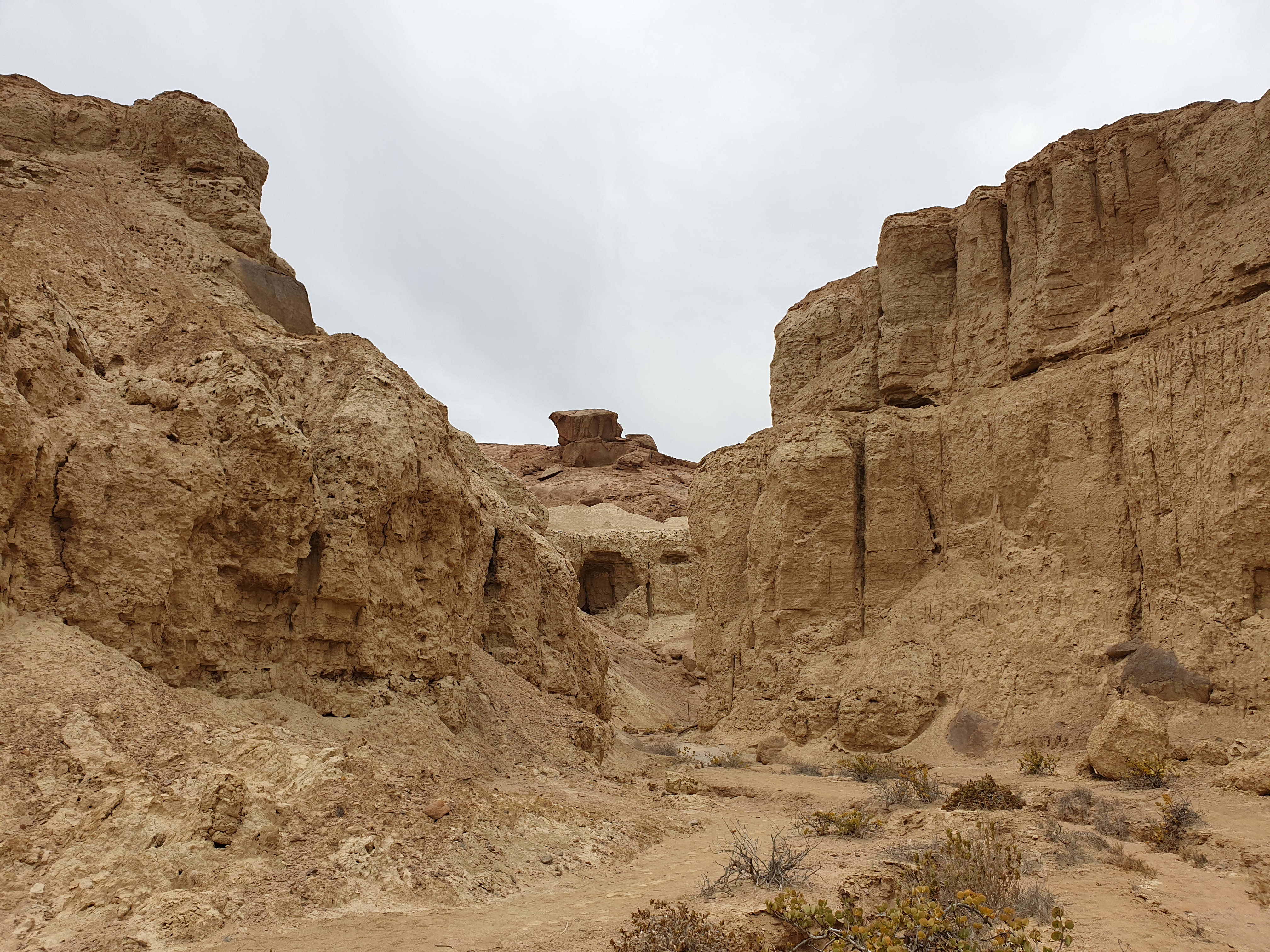 Faille séparant 2 châteaux d'argile et menant à une étrange porte ouverte dans la muraille, Vallée de l'Hoarusib, Parc National de la Côte des Squelettes, Namibie